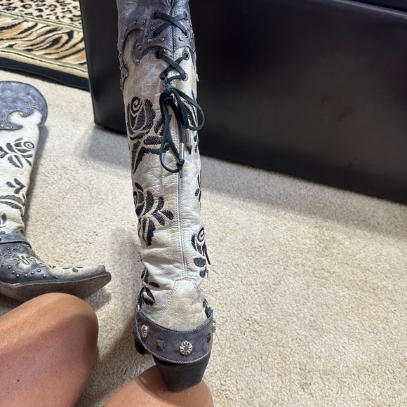 Corral rose embroidered boots. - Picture 8 of 9
